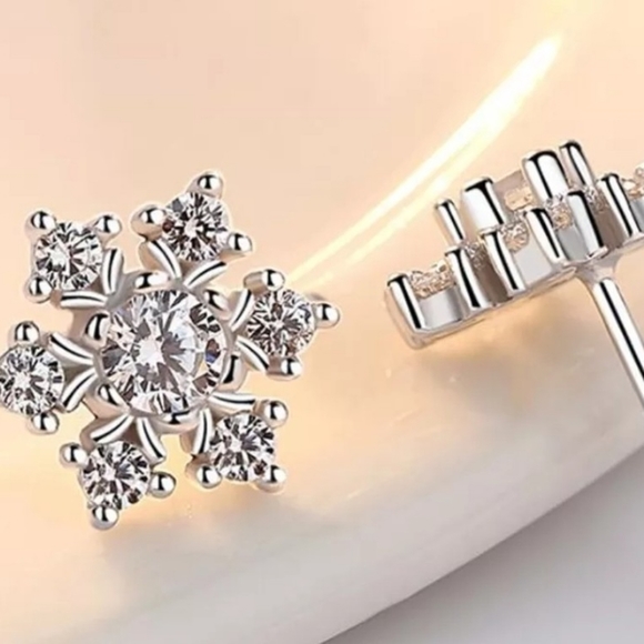 Sterling Silver CZ Snowflake Stud Earrings NEW - Picture 7 of 10